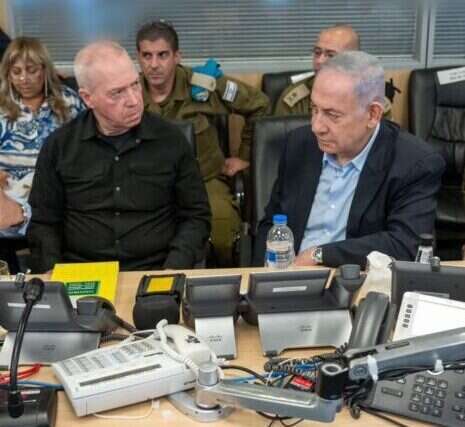 "חייבים להחזיר את החטופים. במיוחד אתה ואני, ראש הממשלה ושר הביטחון בזמן ה-7 באוקטובר". נתניהו וגלנט בדיון בקריה עם הרמטכ"ל ומח"א. | דובר צה"ל "חייבים להחזיר את החטופים. במיוחד אתה ואני, ראש הממשלה ושר הביטחון בזמן ה-7 באוקטובר". נתניהו וגלנט בדיון בקריה עם הרמטכ"ל ומח"א. | דובר צה"ל