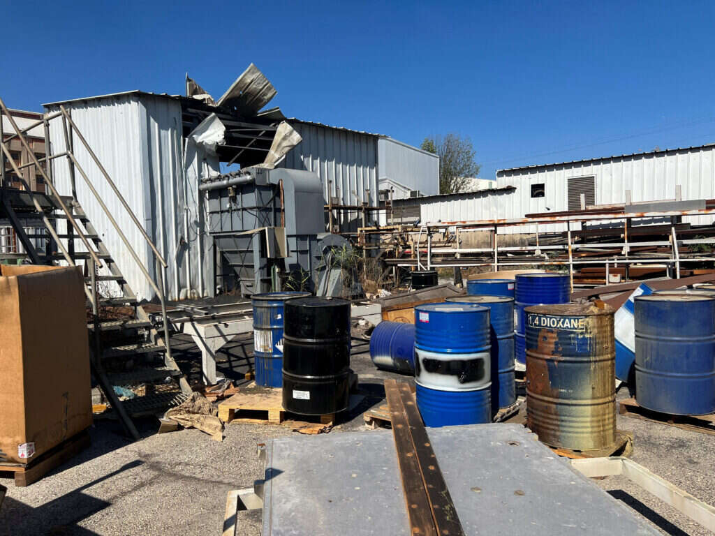 מפעל שניזוק מפגיעת רקטה בקריית־שמונה, השבוע. | רויטרס