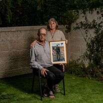 ירון ורבקה שור בביתם בירושלים השבוע, עם תמונתו של ברקאי. | נעמה שטרן