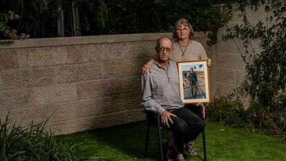 ירון ורבקה שור בביתם בירושלים השבוע, עם תמונתו של ברקאי. | נעמה שטרן