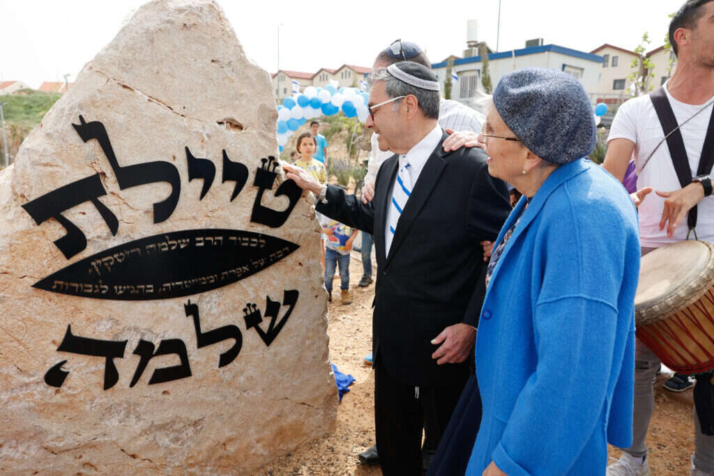 הטיילת צופה לבריכות שלמה. הרב והרבנית ריסקין בטקס ההקדשה. | גרשון אלינסון, פלאש 90