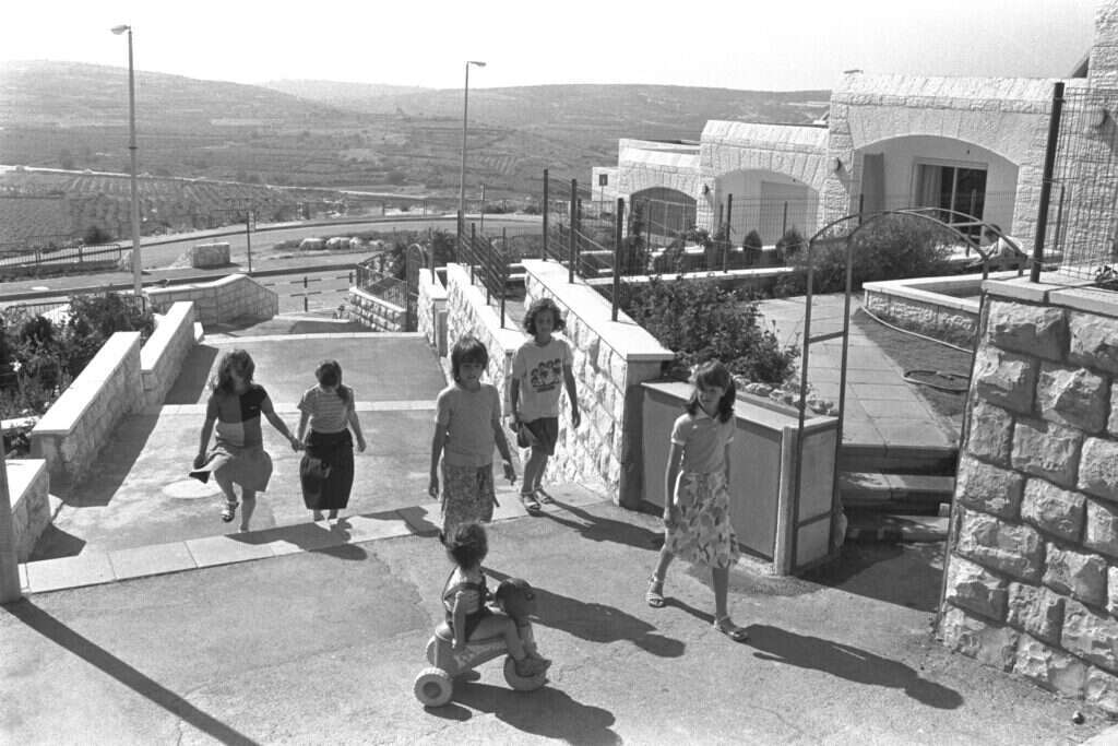 "האמנתי שזה יכול לקרות". ילדים באפרת בראשית ימיה. | חנניה הרמן - לע"מ