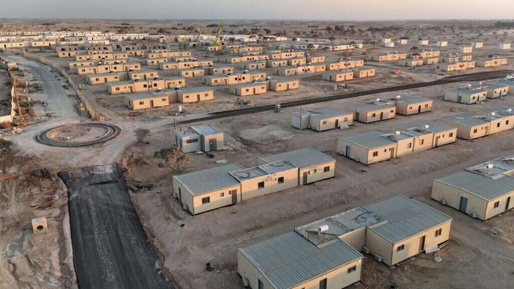 בין כל שתי יחידות דיור מחברים הממ"דים. אתר המגורים של קיבוץ בארי ליד חצרים | דב ברנשטיין