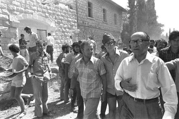 "הוד קדומים אופף אותנו" . בגין בסבסטיה א', קיץ 1974. | יעקב סער, לע"מ "הוד קדומים אופף אותנו" . בגין בסבסטיה א', קיץ 1974. | יעקב סער, לע"מ