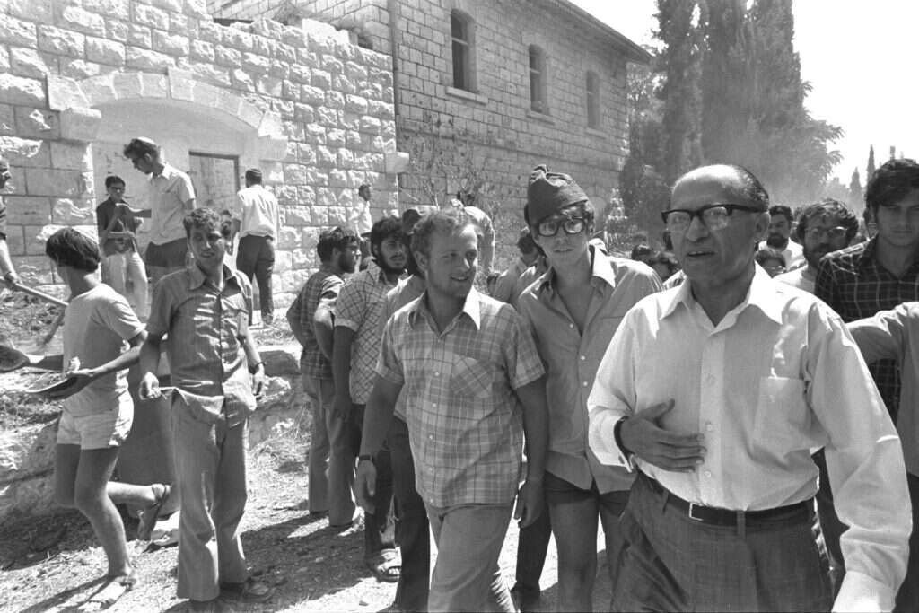 "הוד קדומים אופף אותנו" . בגין בסבסטיה א', קיץ 1974. | יעקב סער, לע"מ