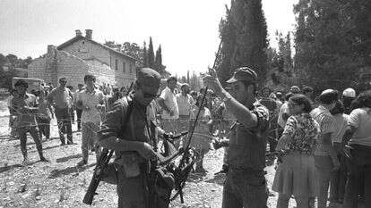 עיתנוונת השמאל האישמה את צה"ל בשיתוף פעולה עם הימין הדתי. חיילים בסבסטיה, קיץ 1974. | יעקב סער, לע"מ