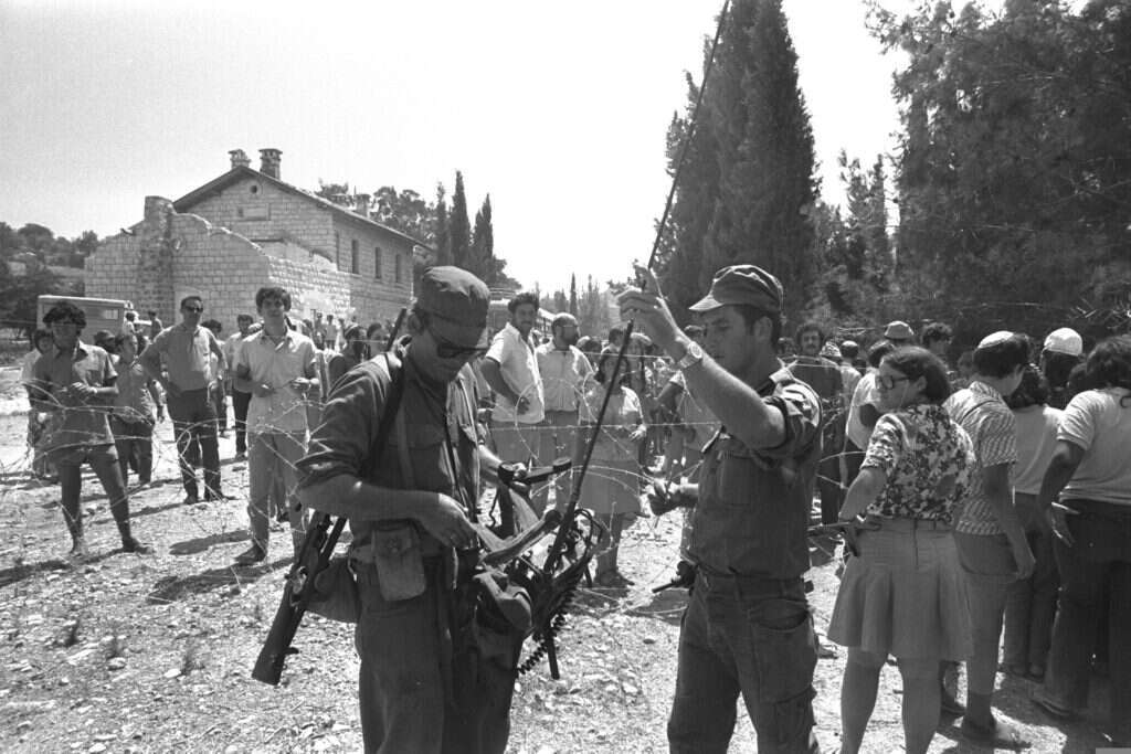 עיתנוונת השמאל האישמה את צה"ל בשיתוף פעולה עם הימין הדתי. חיילים בסבסטיה, קיץ 1974. | יעקב סער, לע"מ
