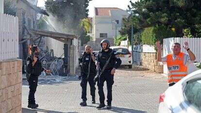 שוטרים בזירת לחימה באשקלון ב־ 7 באוקטובר. | איי.אף.פי