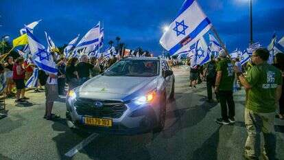 הפגנה נגד נתניהו בקיסריה, ארכיון | פלאש 90