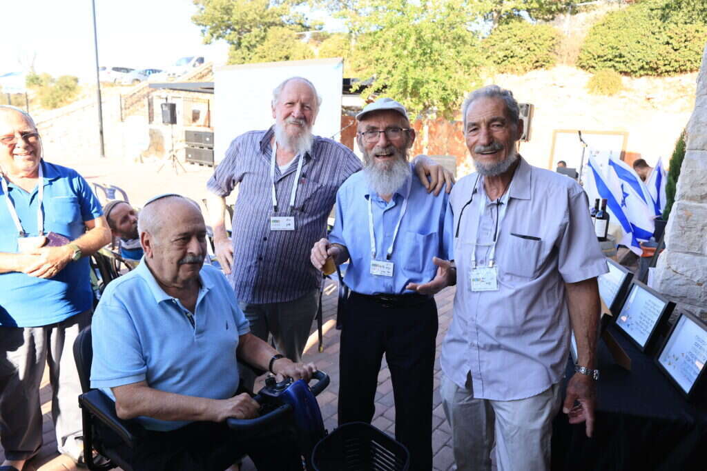 "הג'נטלמנים". מימין: בני קצובר, מנחם פליקס, יהודה עציון ואמנון וייס בעצרת היובל. | אליחי מנחם