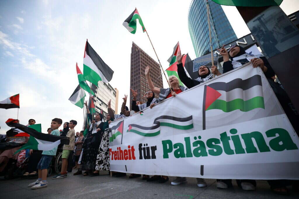הפגנה אנטי-ישראלית בברלין. | EPA