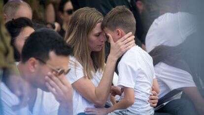 אשתו ובנו של אסף חממי ז"ל, שנפל בקרב בעזה, בהלוויתו. | מרים אלסטר, פלאש 90