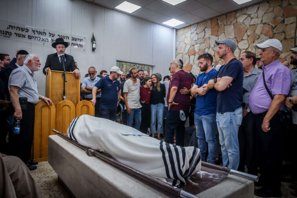 הרב הראשי דוד לאו בהלוויתו של יהונתן דויטש ז"ל. | חיים גולדברג, פלאש 90 הרב הראשי דוד לאו בהלוויתו של יהונתן דויטש ז"ל. | חיים גולדברג, פלאש 90