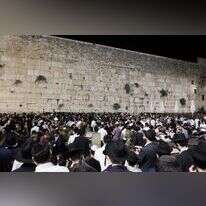 אלפי מתפללים ברחבת הכותל המערבי, הערב. | הקרן למורשת הכותל