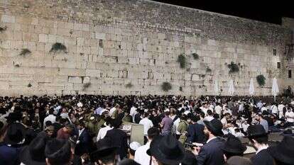 אלפי מתפללים ברחבת הכותל המערבי, הערב. | הקרן למורשת הכותל