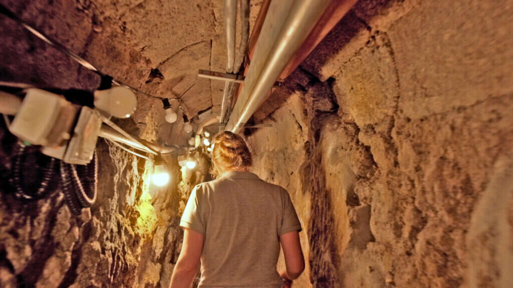 תעלת הניקוז מימי בית שני. מספרת את סיפורה של העיר, השיגשוג והחורבן. | אמיל אלג'ם רשות העתיקות