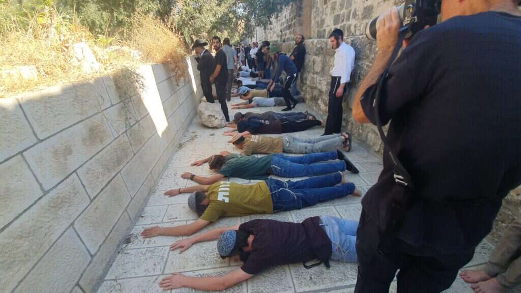 יהודים משתחווים בהר הבית, תשעה באב תשפ"ד. ארגון 'בידינו'