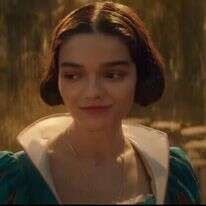 זגלר בדמות שלגייה. | מסך מתוך יוטיוב