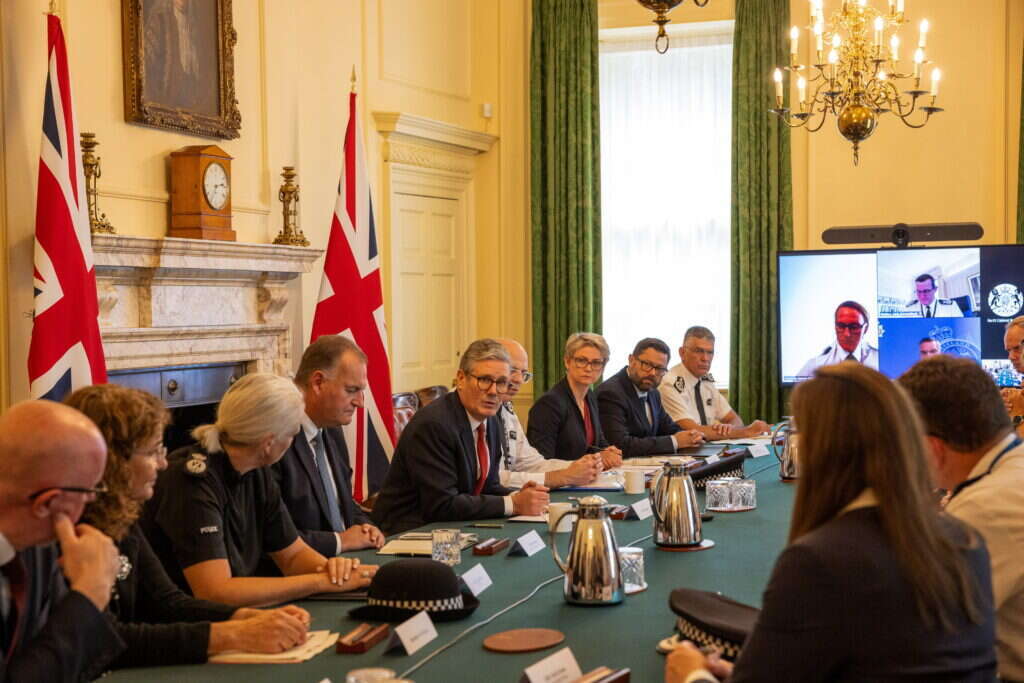 ראש ממשלת בריטניה, קיר סטארמר, נפגש עם בכירים במשטרה הבריטית במהלך ההפגנות. | EPA