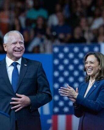 סגנית הנשיא והמועמדת לנשיאות ארה"ב לשעבר, קמלה האריס, יחד עם סגנה, טים וולז | EPA