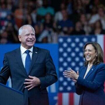 סגנית הנשיא והמועמדת לנשיאות ארה"ב לשעבר, קמלה האריס, יחד עם סגנה, טים וולז | EPA