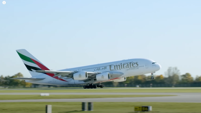 מטוס בשדה התעופה של מינכן. | מסך מיוטיוב