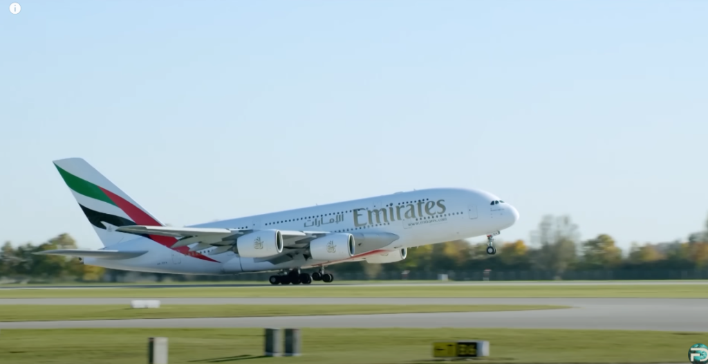 מטוס בשדה התעופה של מינכן. | מסך מיוטיוב