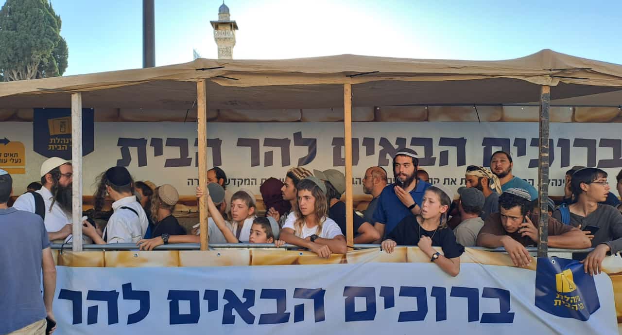 יהודים ממתינים לעלייה להר הבית, תשעה באב תשפ"ד