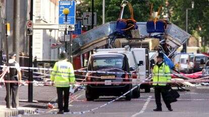 הטרוריסטים התגלו כבעלי אזרחות בריטית שגדלו והתחנכו במדינה. זירת הפיגוע בלונדון, יולי 2005. | איי. אף. פי