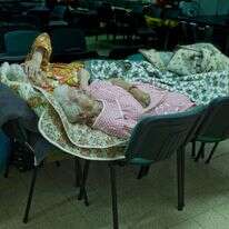 שתי אחיות )ניצולות שואה(, אחת מאשקלון ואחת מבאר שבע, ישנות על כיסאות במבנה ציבורי בזמן מבצע צוק איתן. רינה קסטלנובו, 2014