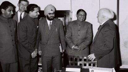 מתוך מדינות רבות שקמו בשנות הארבעים, רק הודו וישראל נשארו דמוקרטיות. דוד בן־גוריון נפגש עם בכירים מהודו, 1960. | פריץ כהן, לע"מ