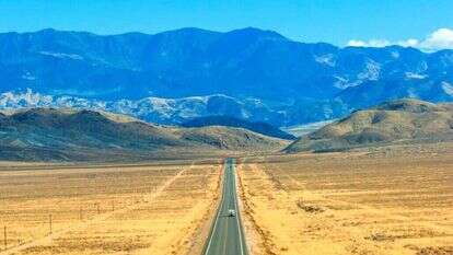 הכביש המהיר בצפון אמריקה כאשליה של מסלול ליעד יציב ובטוח. | שאטרסטוק