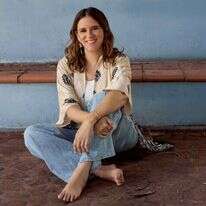 אמילי עמרוסי. | שילת מזרחי