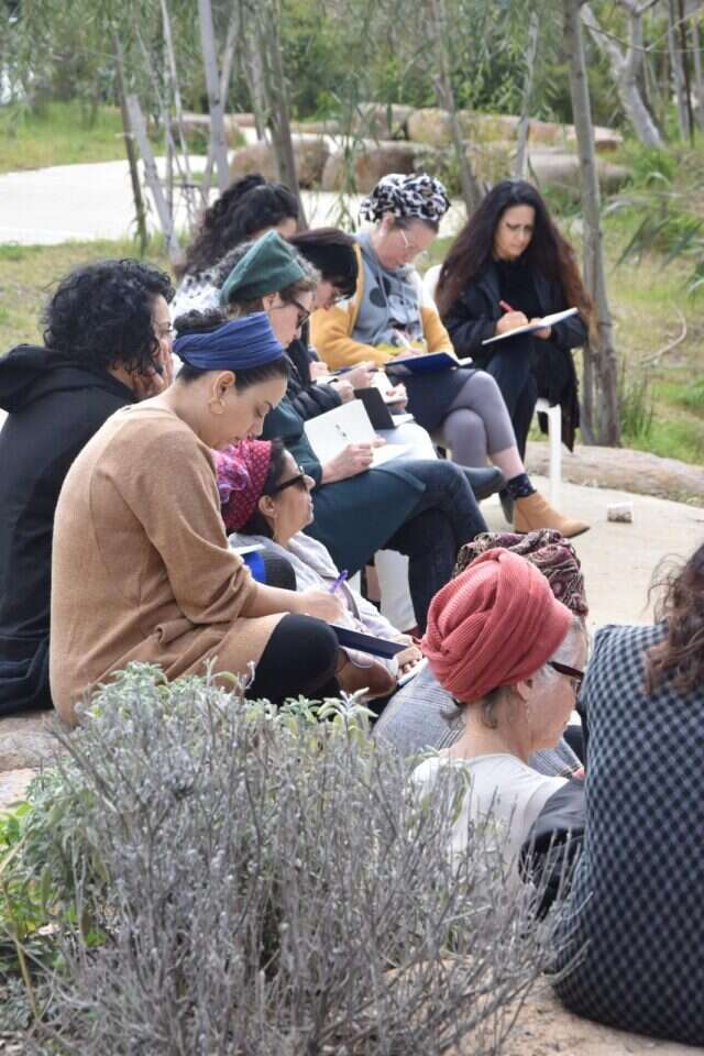 היכרות עם הצד הרגשי. סדנאות הכתיבה. | אמילי עמרוסי היכרות עם הצד הרגשי. סדנאות הכתיבה. | אמילי עמרוסי