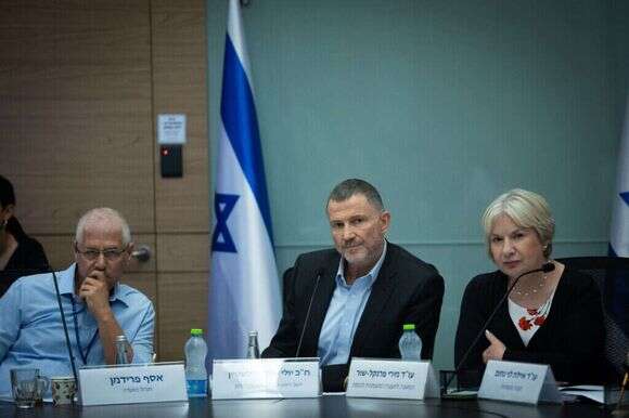 העלה דרישות. יו"ר ועדת חוץ וביטחון, ח"כ יולי אדלשטיין | יונתן זינדל, פלאש 90 העלה דרישות. יו"ר ועדת חוץ וביטחון, ח"כ יולי אדלשטיין | יונתן זינדל, פלאש 90
