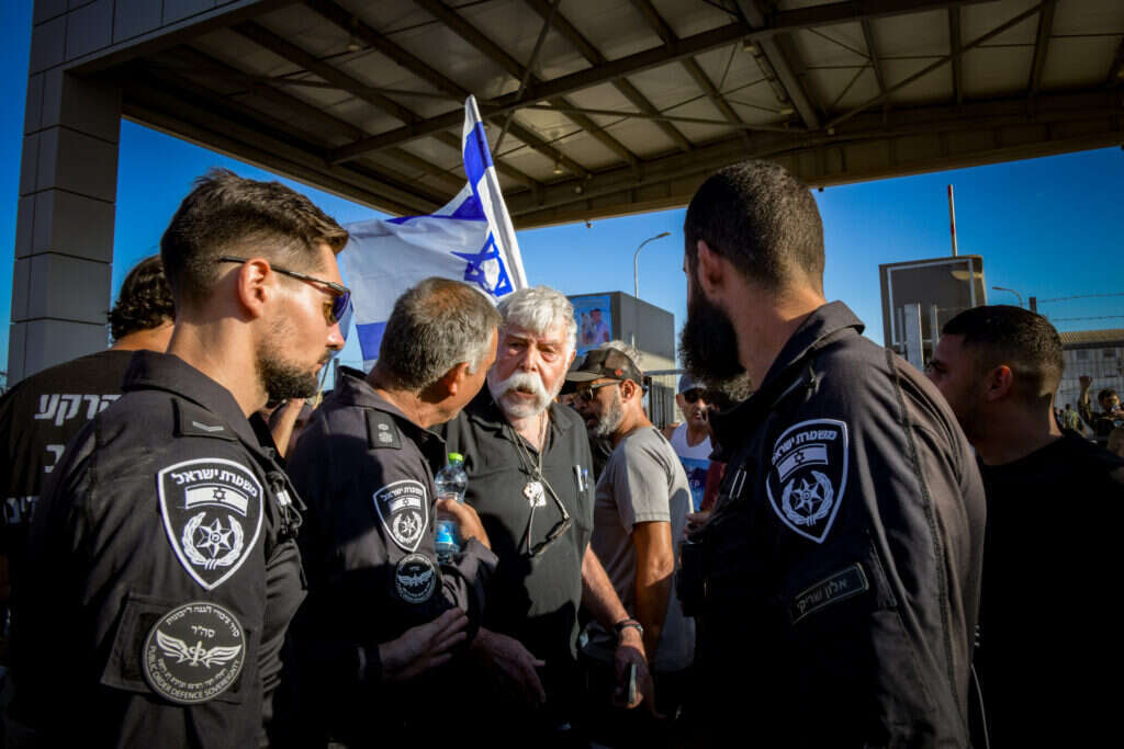 מפגינים בשדה תימן עם לוחמי מג"ב. | דודו גרינספן, פלאש 90 מפגינים בשדה תימן עם לוחמי מג"ב. | דודו גרינספן, פלאש 90