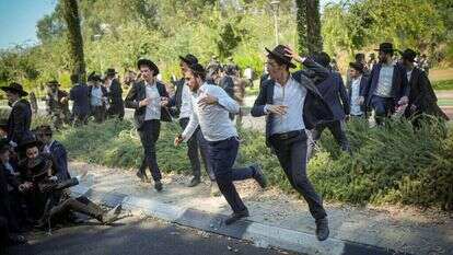 מפגינים חרדים ליד בסיס הקליטה והמיון בתל־השומר, בשבוע שעבר. | אריק מרמור - פלאש 90