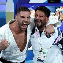 פיטר פלצ'יק (משמאל) עם מאמנו אורן סמדג'ה חוגגים את הזכייה במדליה, לפני כשבועיים. | אי.פי.איי