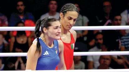 המתאגרפת האיטלקית אנג'לה קאריני (משמאל) והאלג'יראית אימאן חליף בתום התחרות. | EPA