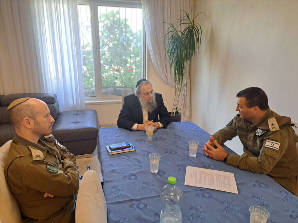 "המלחמה טרפה את הקלפים". ראש אכ"א אלוף יניב עשור וראש חטיבת תכנון ומנהל כוח אדם תא"ל שי טייב בביתו של הרב לייבל