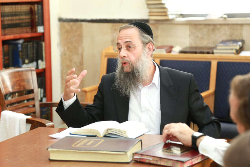 "גם על משה קמו ראשי העדה". הרב לייבל