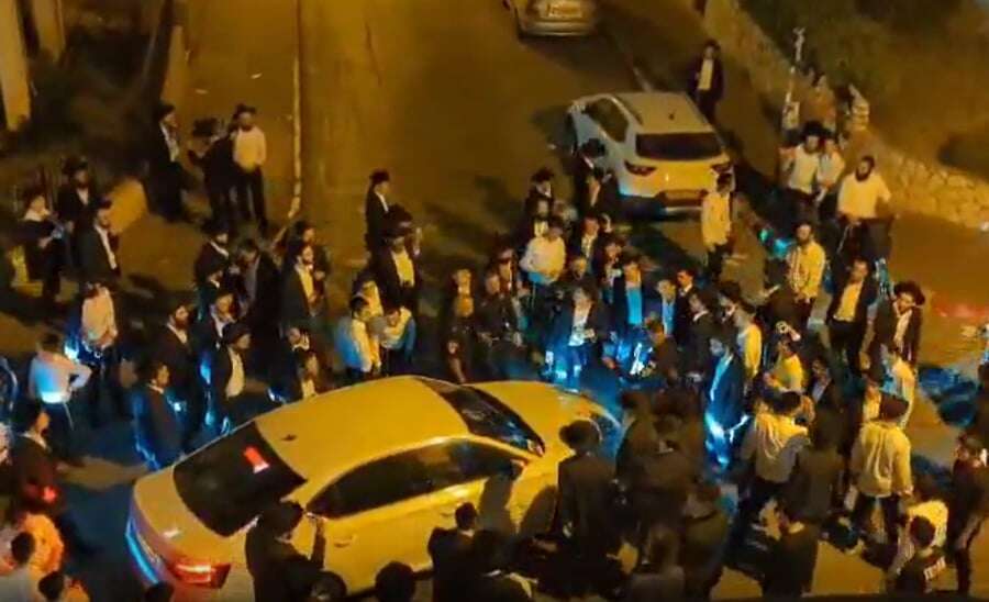 "דווקא הניסיון לקעקע את דמותו מאשרר אותו". הפגנה מול ביתו של הרב לייבל בבני־ברק. | מסך רשתות חברתיות