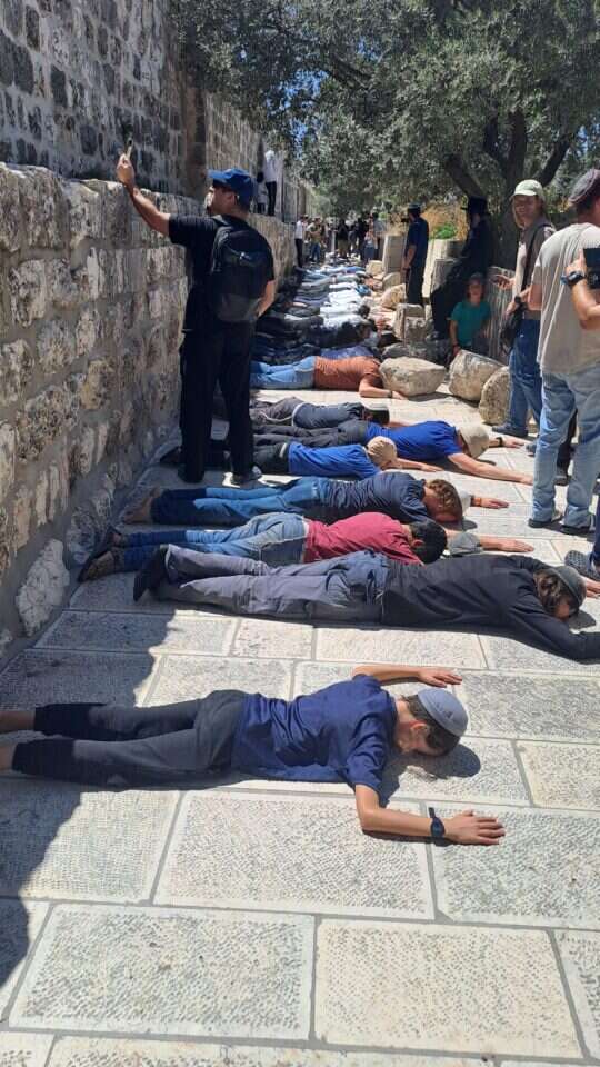 השתחוויה בהר הבית בתשעה באב, .