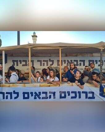 מתפללים בכניסה להר הבית | ללא קרדיט