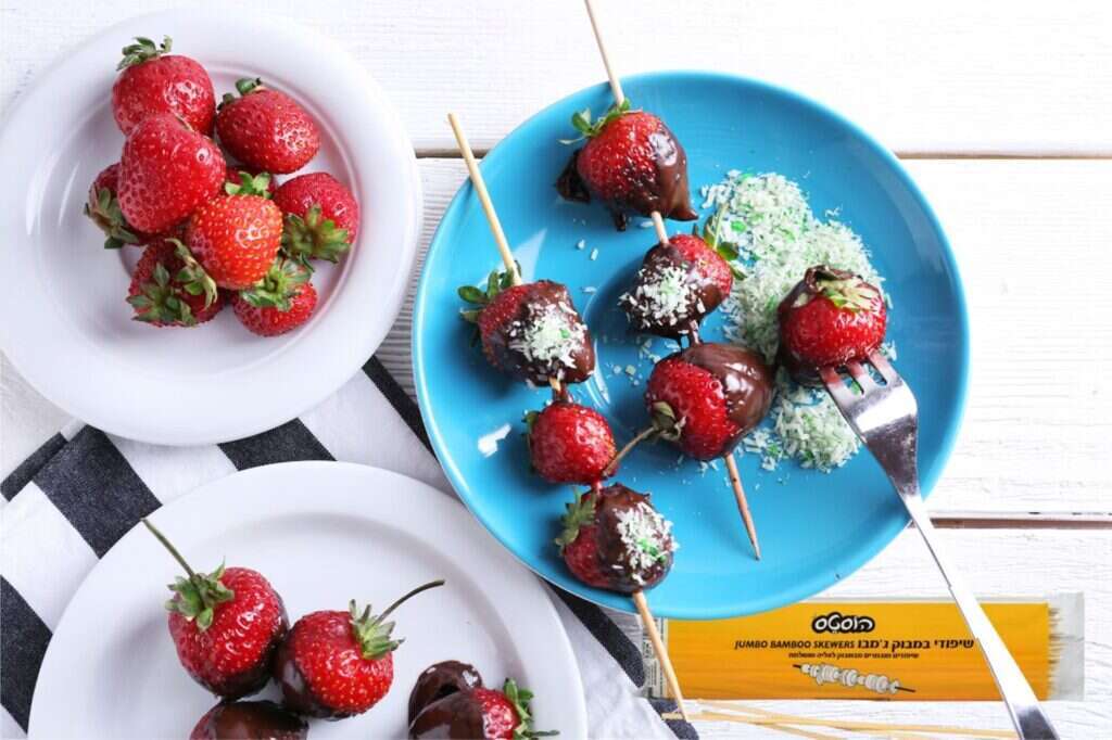 פירות העונה על מקל להוסטס. | אינטרסן