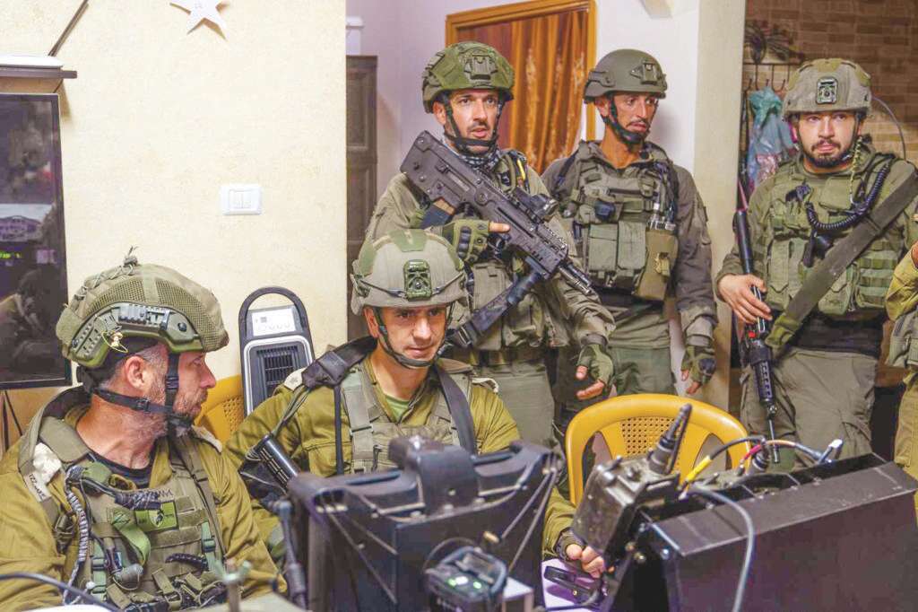 אל"מ סיסו מפקד מהחפ"ק על פעילות מבצעית. | דובר צה"ל