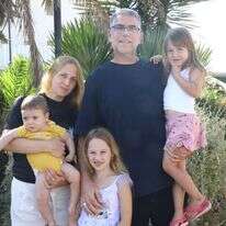 מתכוון לחזור להילחם בעזה גם אחרי הסרטן. אריה טוביאס ומשפחתו. | מתן מור