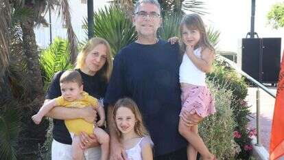 מתכוון לחזור להילחם בעזה גם אחרי הסרטן. אריה טוביאס ומשפחתו. | מתן מור