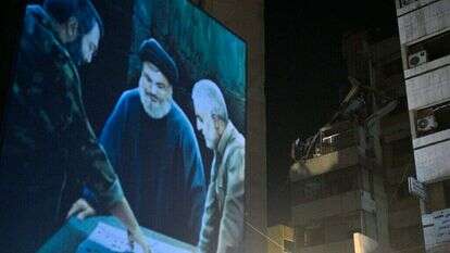 שלט חוצות בביירות ליד אתר החיסול של בכיר חיזבאללה פואד שוכר. | אי.פי.איי