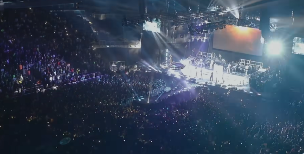 ה-O2 ארנה בהופעה. | מסך מיוטיוב ה-O2 ארנה בהופעה. | מסך מיוטיוב